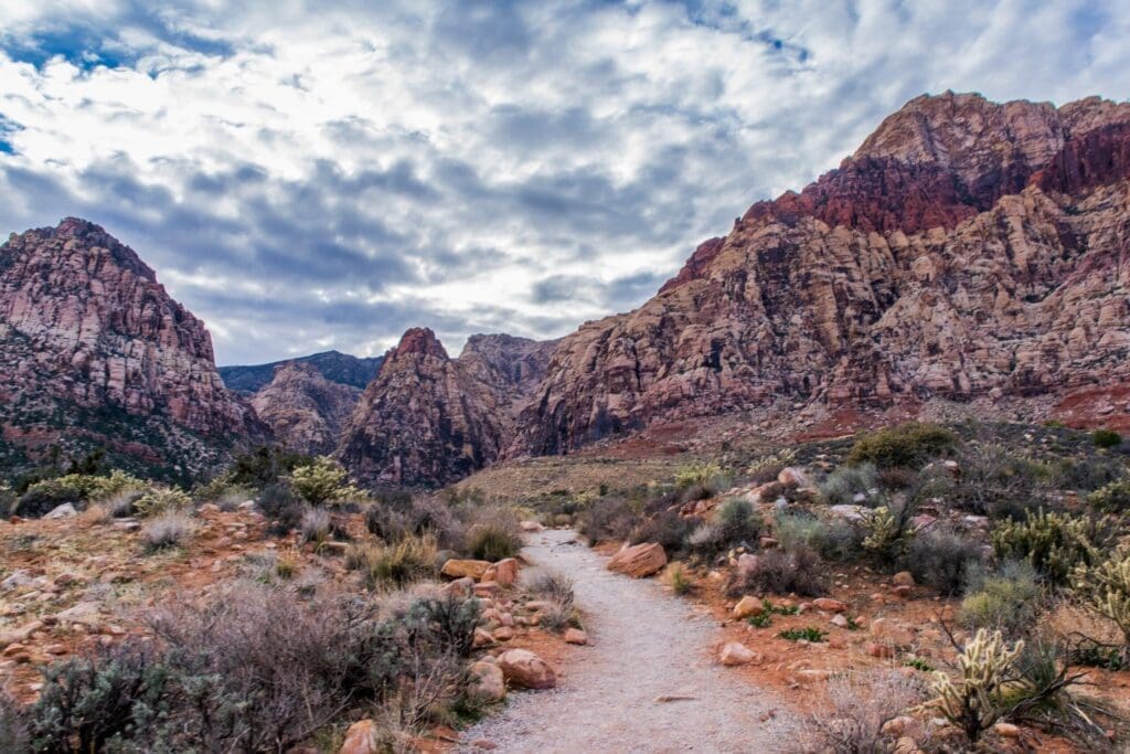 Hiking Trails Las Vegas Red Rock Canyon / Real Estate Consultant